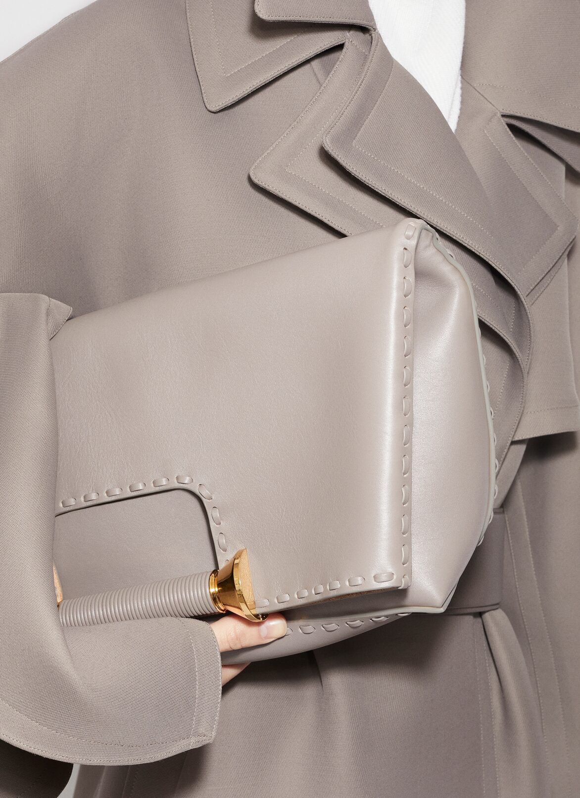 송아지 가죽 BOBINE 토트 백 ALAÏA BROWNISH GREY 송아지 가죽 BOBINE 토트 백